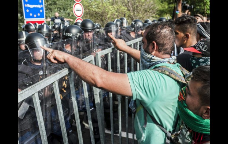 Policía húngara ha expulsado a los migrantes con gas lacrimógeno y cañones de agua. EFE / S. Ujvari