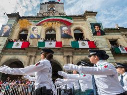 En Oaxaca,  el gobierno del estado y autoridades de los tres poderes del estado encabezaron desfile cívico-militar. NTX / ESPECIAL