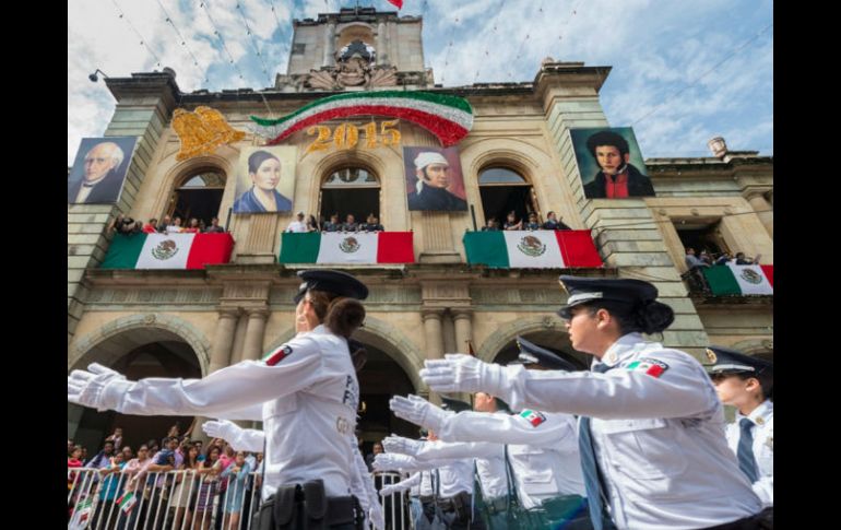 En Oaxaca,  el gobierno del estado y autoridades de los tres poderes del estado encabezaron desfile cívico-militar. NTX / ESPECIAL