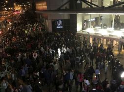 Personas en Santiago fueron evacuadas a causa del temblor. AP / N. Perez/AGENCIA UNO