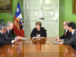 La presidenta Michelle Bachelet ofrece se reúne con su gabinete ante el terremoto y la alerta de tsunami activada. EFE / X. Navarro