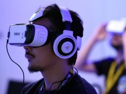 Sony logró cautivar a cientos de personas en su stand con su casco de realidad virtual PlayStation VR. AFP / T. Yamanaka