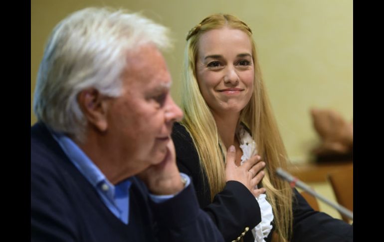 La esposa de López, Lilian Tintori, señala que su esposo le confesó por primera vez su temor a ser asesinado en la cárcel. AFP / P. Marcou