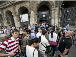 El cierre de diversos monumentos romanos causó molestia en los turistas, pues nadie les avisó que no podrían visitarlos. AP / M. Percossi