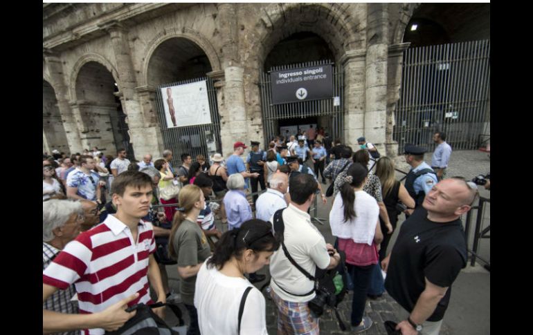 El cierre de diversos monumentos romanos causó molestia en los turistas, pues nadie les avisó que no podrían visitarlos. AP / M. Percossi