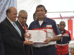 El presidente de la Cruz Roja Mexicana entrega reconocimientos a los rescatistas que participaron en el terremoto. TWITTER / @CruzRoja_MX