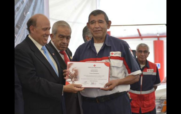 El presidente de la Cruz Roja Mexicana entrega reconocimientos a los rescatistas que participaron en el terremoto. TWITTER / @CruzRoja_MX