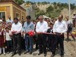 A la inauguración acudieron el Director General de la CEA, Felipe Lugo Arias (c-der) y el presidente municipal de Jalostotitlán (izq). ESPECIAL / CEA Jalisco