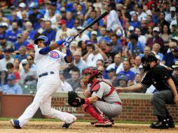 Starlin Castro conecta la bola para conseguir uno de sus dos jonrones en el duelo de ayer entre Cachorros y Cardenales. AFP / D. Banks