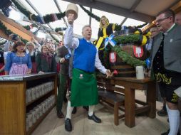 La 182 edición del ''Oktoberfest'' se dio por inaugurada con los tradicionales mazazos a un barril de cerveza por parte del alcalde. EFE / P. Kneffel