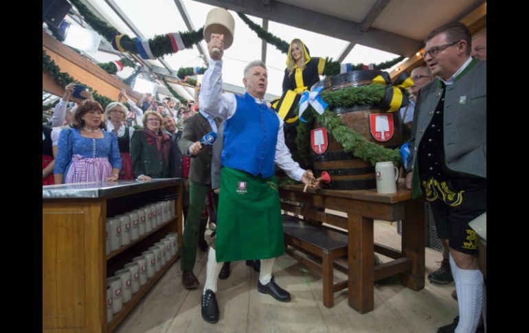 La 182 edición del ''Oktoberfest'' se dio por inaugurada con los tradicionales mazazos a un barril de cerveza por parte del alcalde. EFE / P. Kneffel