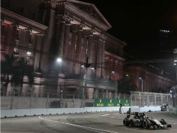 El mexicano de la escudería Sahara Force India de Fórmula Uno, Sergio Pérez, pilota su monoplaza. EFE / W. Woon