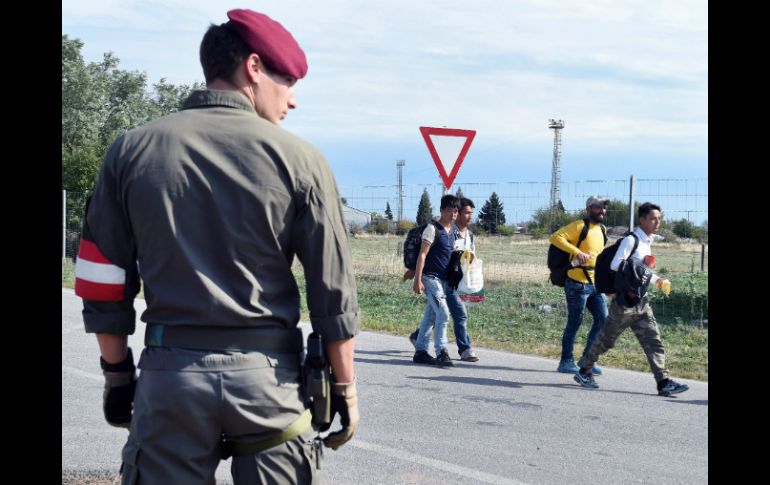 Entre ayer y hoy han llegado casi diez mil refugiados a Hungría, trasladados hasta la frontera por las propias autoridades croatas. EFE / H. Oczeret