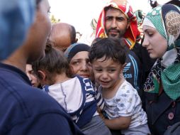 La CE mantiene la propuesta de repartir 120 mil refugiados actualmente en Grecia e Italia entre 25 países del bloque. EFE / A. Bat