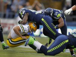 Aaron Rodgers, quarteback de Green Bay, fue maltratado en el juego de campeonato ante la potente defensa de Seattle. AP /