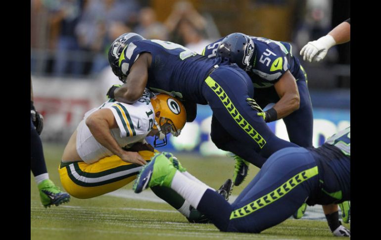 Aaron Rodgers, quarteback de Green Bay, fue maltratado en el juego de campeonato ante la potente defensa de Seattle. AP /