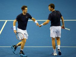 Andy Murray, izquierda, y Jamie Murray, derecha, celebran un punto ganado ante Australia. AP / S. Heppell