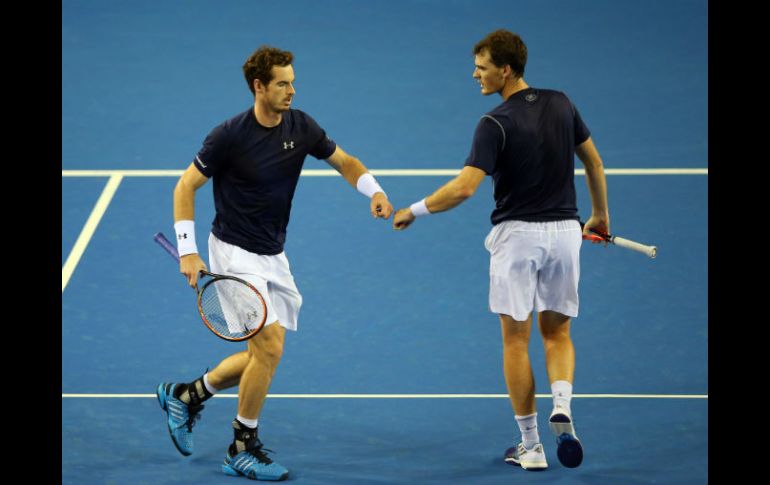 Andy Murray, izquierda, y Jamie Murray, derecha, celebran un punto ganado ante Australia. AP / S. Heppell