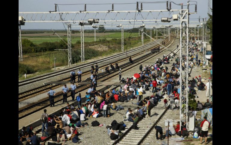 Policías vigilan a los desplazados que esperan en la estación de ferrocarril de Tovarnik, Croacia Oriental. EFE / Z. Balogh