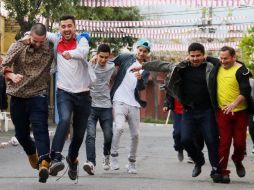 El sismo del miércoles no consiguió derribar las ganas de festejar de muchos chilenos a lo largo del país. EFE / S. Silva