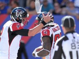 Julio Jones atrapó un pase perfecto 37 yardas de Matt Ryan (izq). AP / B. Kostroun