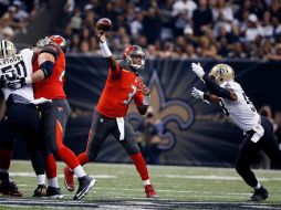 Jameis Winston envió un pase para una anotación y logró otra mediante un acarreo. AP / J. Bachman