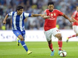 Jesús Corona (izq.) del Porto disputa el balón ante Eliseu (der) del Benfica en el Estadio del Dragón en Porto. EFE / F. Veludo