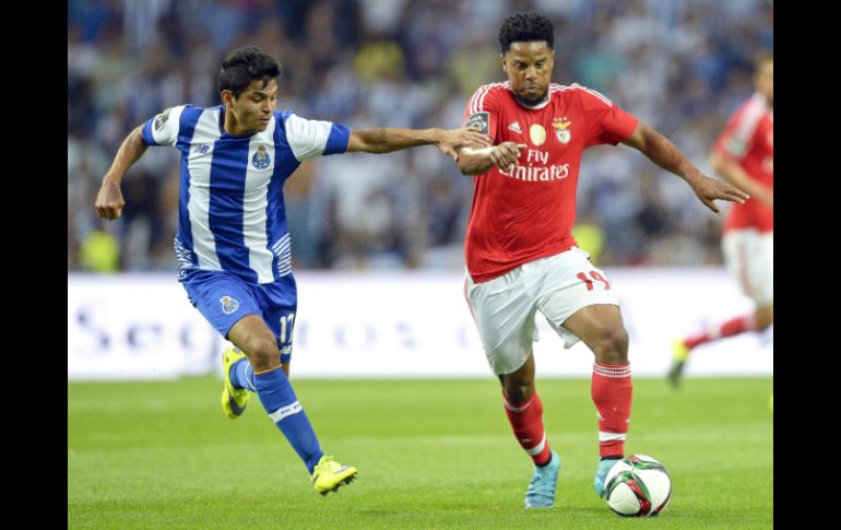 Jesús Corona (izq.) del Porto disputa el balón ante Eliseu (der) del Benfica en el Estadio del Dragón en Porto. EFE / F. Veludo