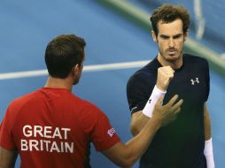 Andy Murray (der.) venció al australiano Bernard Tomic para darle el boleto a Gran Bretaña. EFE / R. Perry