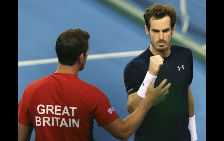 Andy Murray (der.) venció al australiano Bernard Tomic para darle el boleto a Gran Bretaña. EFE / R. Perry