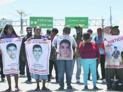 Padres y familiares de los 43 normalistas desaparecidos en septiembre pasado se manifestaron en la Autopista del Sol, en Guerrero. SUN /