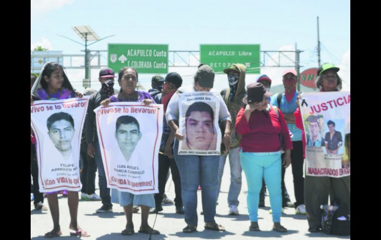 Padres y familiares de los 43 normalistas desaparecidos en septiembre pasado se manifestaron en la Autopista del Sol, en Guerrero. SUN /