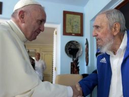 De blanco y con su solideo en la cabeza, el Papa mira directo a los ojos de Fidel Castro, quien viste una chamarra deportiva. EFE / A. Castro