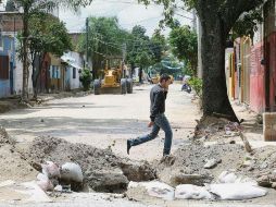 Los vecinos de la calle Bagdad, en la Colonia Cuauhtémoc del Oriente tapatío, padecen por los escombros y falta de banquetas. EL INFORMADOR / M. Vargas