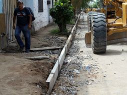 Uno de los trabajos inconclusos es la repavimentación en la calle Bagdad, entre Esteban Alatorre y Pablo Valdez. EL INFORMADOR / M. Vargas