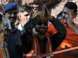 Rescatistas contactaron con los empleados el jueves tras hacer un perforación por la que introdujeron agua y comida. AFP / STR