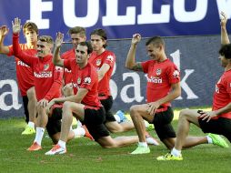 El Atlético de Madrid durante el entrenamiento en el Estadio Vicente Calderón, en la víspera del partido de Liga que enfrenta al Getafe EFE / C. Moya