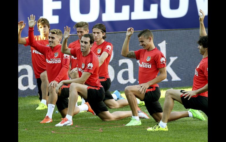 El Atlético de Madrid durante el entrenamiento en el Estadio Vicente Calderón, en la víspera del partido de Liga que enfrenta al Getafe EFE / C. Moya