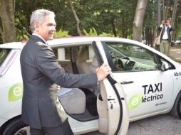 El jefe de Gobierno, utilizando un automóvil de transporte público sustentable. TWITTER / @ManceraMiguelMX