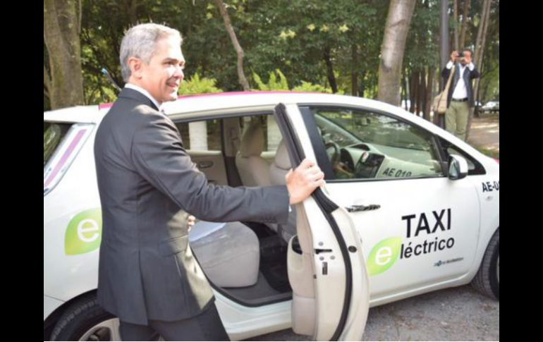 El jefe de Gobierno, utilizando un automóvil de transporte público sustentable. TWITTER / @ManceraMiguelMX