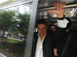 El gobernador se trasladó en transporte público desde Casa Jalisco rumbo a Palacio de Gobierno, con motivo del Día Mundial Sin Auto. EL INFORMADOR / F. Atilano