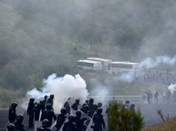 El acto duró cerca de una hora, inició con lanzamiento de bombas molotov por parte de los jóvenes. AFP / Y. Cortez