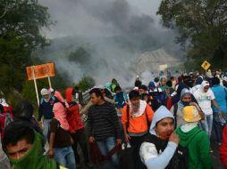 El enfrentamiento se dio cuando compañeros de los desaparecidos intentaban tansladarse a Chilpancingo en actividades de protesta. EFE / L. O. Torres