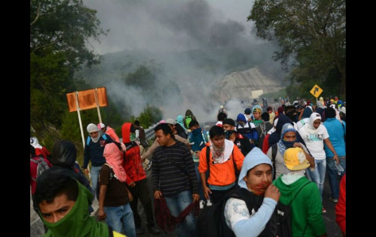 El enfrentamiento se dio cuando compañeros de los desaparecidos intentaban tansladarse a Chilpancingo en actividades de protesta. EFE / L. O. Torres