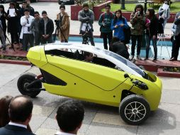 El vehículo posee motor eléctrico con potencia de 10 caballos de fuerza, volante, llave de arranque y una batería de 4.2 kilovatios. EFE / F. Trueba