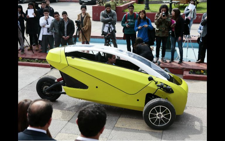 El vehículo posee motor eléctrico con potencia de 10 caballos de fuerza, volante, llave de arranque y una batería de 4.2 kilovatios. EFE / F. Trueba