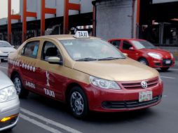 Para usar las plataformas, los taxistas deben contar con educación media, carta de no antecedes y licencia de manejo. NTX / ARCHIVO