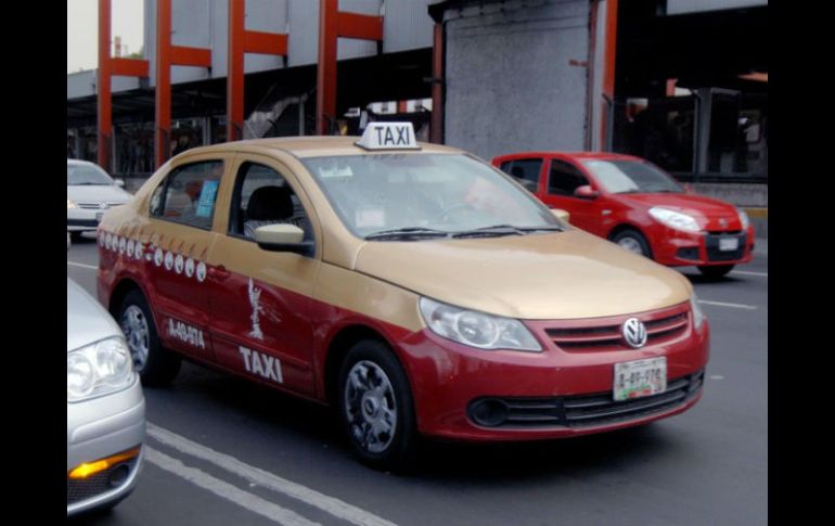 Para usar las plataformas, los taxistas deben contar con educación media, carta de no antecedes y licencia de manejo. NTX / ARCHIVO