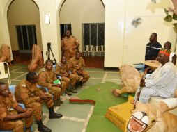 Los grupos se reunieron en la casa de Mogoh Naba, líder del grupo étnico Mossi, una figura muy respetada en el país. AFP / S. Kambou