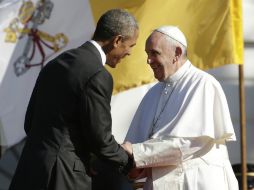 Francisco y Barack Obama se saludan luego del recibimiento oficial del Papa a los Estados Unidos desde la Casa Blanca. AP / P. Martínez